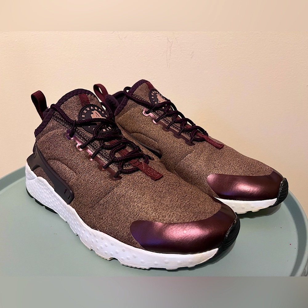 Port Wine-colored Nike Huarache Run Ultra SE